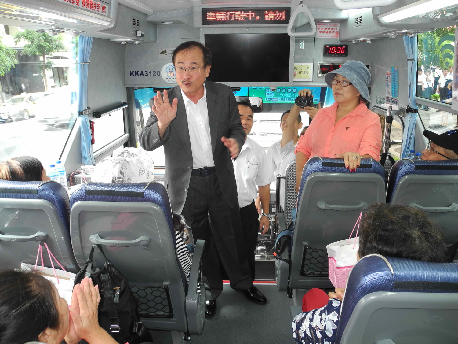 新北快速公車965線今天通車，新北市議員李余典（前排左一起）與副市長李四川、台北客運董座李博文，以及瑞芳區長陳奇正（後排左一起）、交通局長王聲威及市議員蔡淑君，開心在車上自拍。 