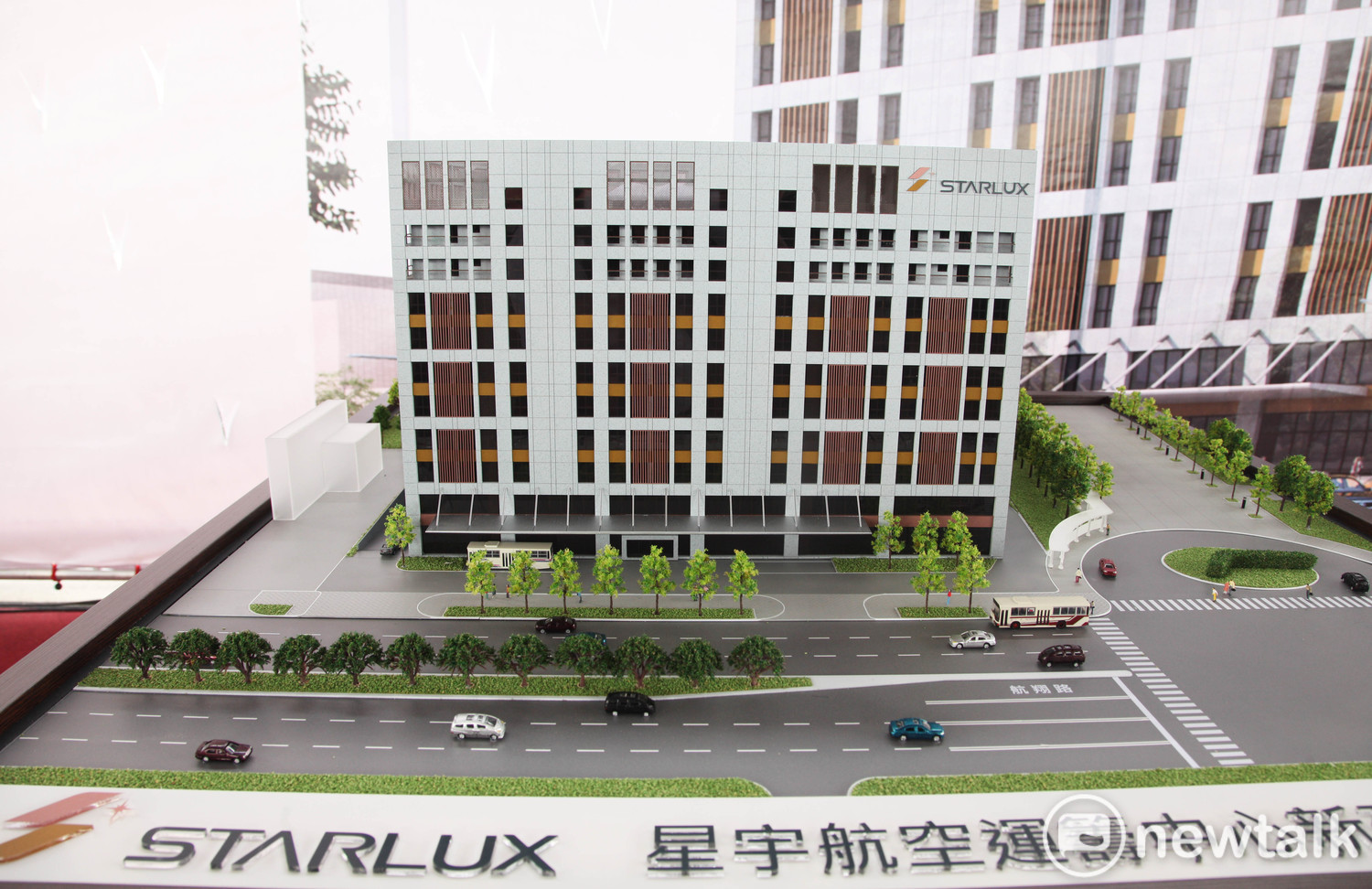 星宇航空運籌中心１０日在桃園市遠雄自由貿易港區舉行動土典禮，桃園市長鄭文燦應邀出席。