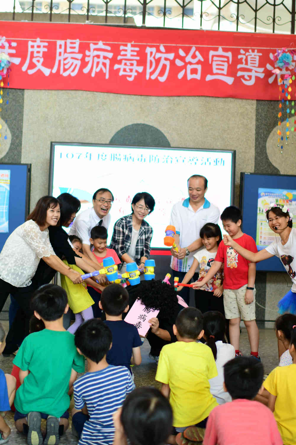 國教署戴淑芬副署長出席在臺中市南屯區永春國小舉行的防治校園腸病毒宣導活動。