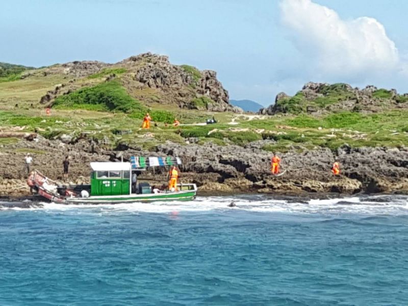 上午1艘膠筏被發現擱淺龍坑海域，黃姓船長失蹤，至今未尋獲。   圖：海巡隊/提供