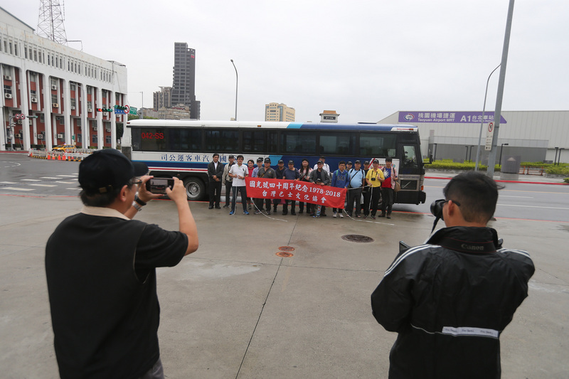 由一批喜好公車者組成的台灣巴士文化協會，趕在最後一輛灰狗巴士年底報廢前，29日包下遊覽車，安排出遊，巴士迷陸續上車，踏上旅程。