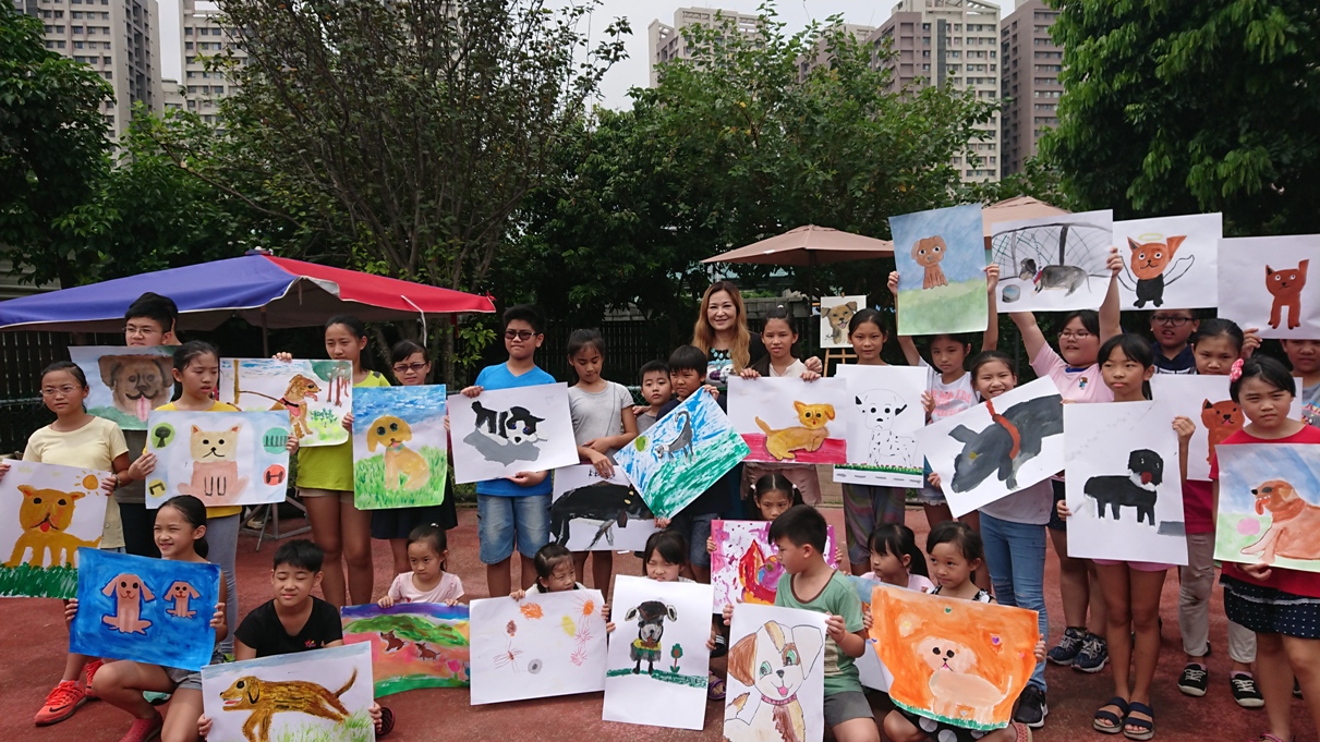 專畫狗狗的旅美藝人畫家張富美在板橋動物之家現場揮毫的畫作，已捐給市府動保處，並在網路畫展展出。 