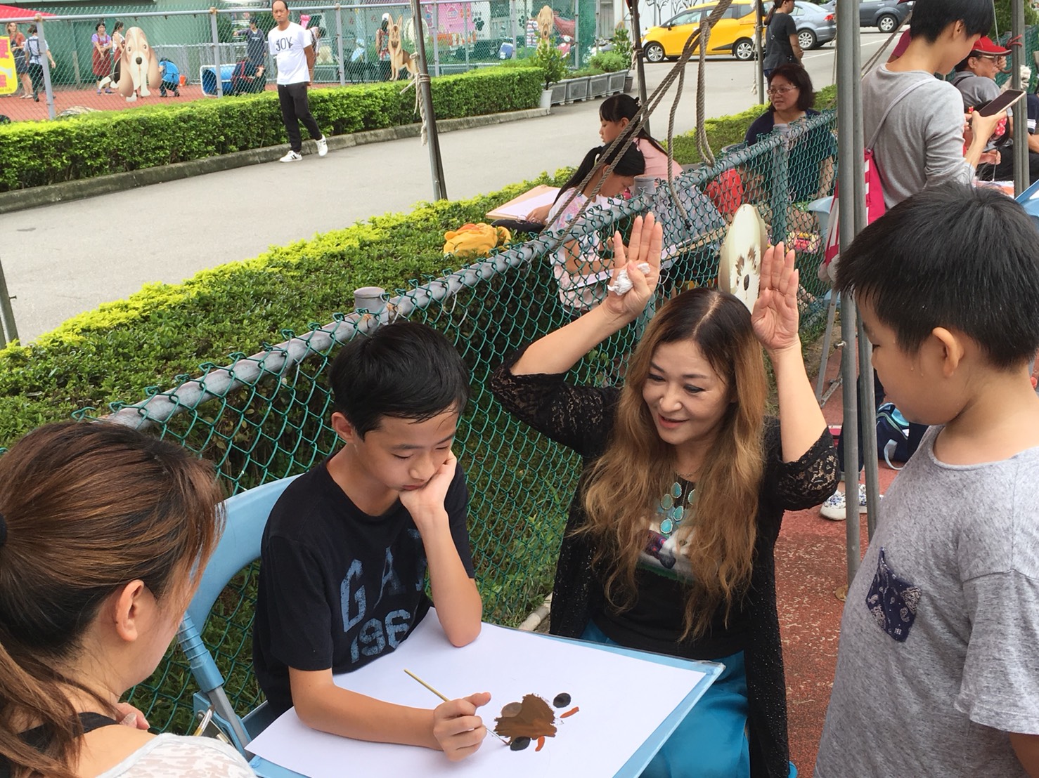 專畫狗狗的旅美藝人畫家張富美在板橋動物之家現場揮毫的畫作，已捐給市府動保處，並在網路畫展展出。 