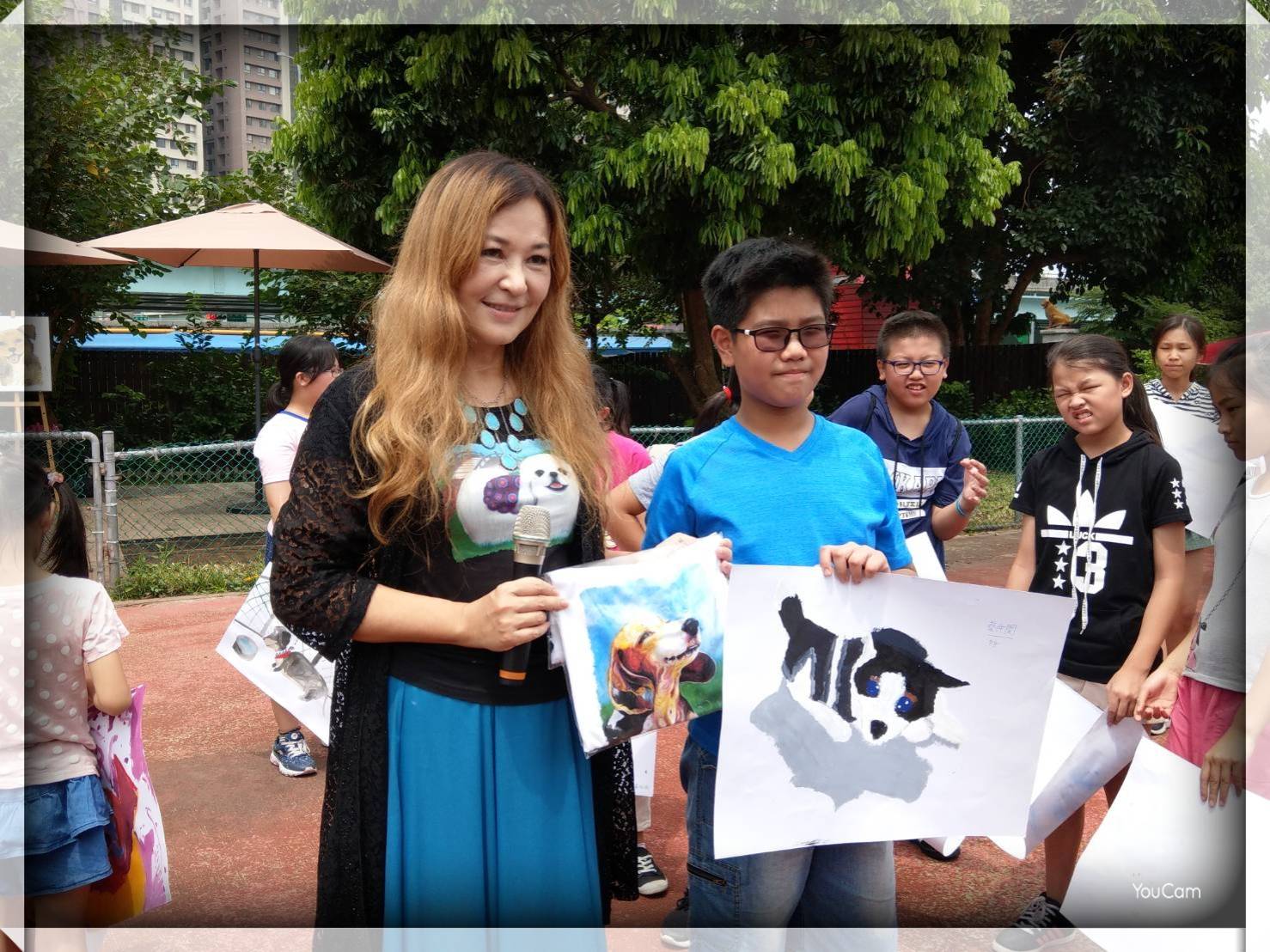 專畫狗狗的旅美藝人畫家張富美在板橋動物之家現場揮毫的畫作，已捐給市府動保處，並在網路畫展展出。 