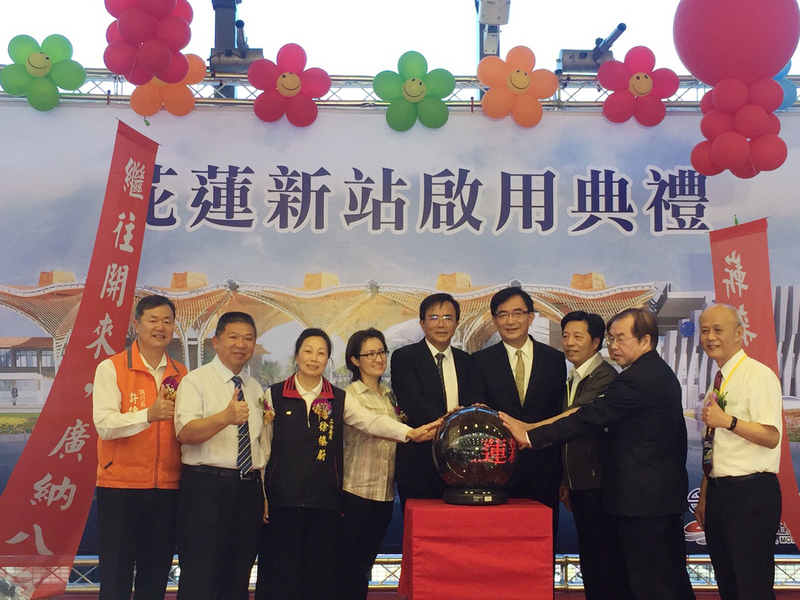 台鐵花蓮新站3日舉行啟用典禮，總統蔡英文（前右2）在典禮結束後現場視察花蓮新站，從前站一路走到後站參觀，接著趕往台肥園區主持行動中常會。