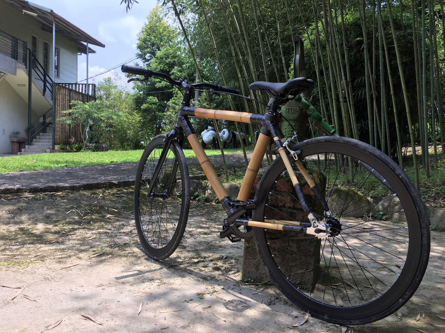青竹文化園區內的竹製腳踏車，是個造型特別又方便的腳踏車。   圖：截自青竹文化園區官方網站