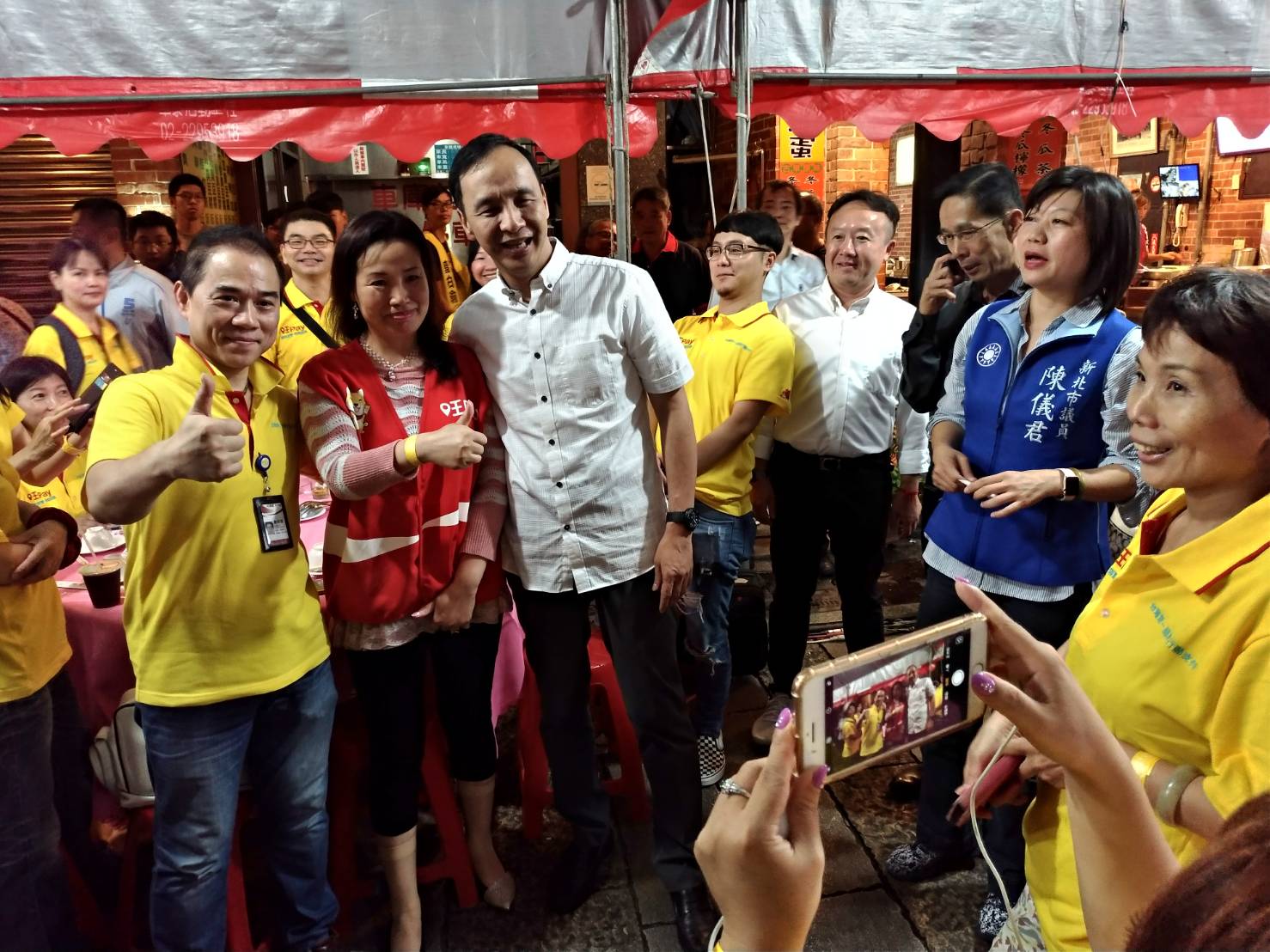 「2018深坑多福宴」今晚在深坑老街上菜，市長朱立倫、市府官員、民代及老街代表們，一起舉杯開動。 