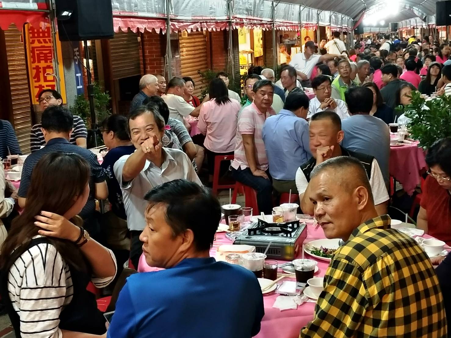 「2018深坑多福宴」今晚在深坑老街上菜，市長朱立倫、市府官員、民代及老街代表們，一起舉杯開動。 
