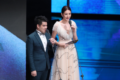 第53屆電視金鐘獎頒獎典禮6日晚間在台北盛大登場， 藝人安心亞（右）、黃裕翔（左）搭檔擔任頒獎嘉賓。   圖：中央社