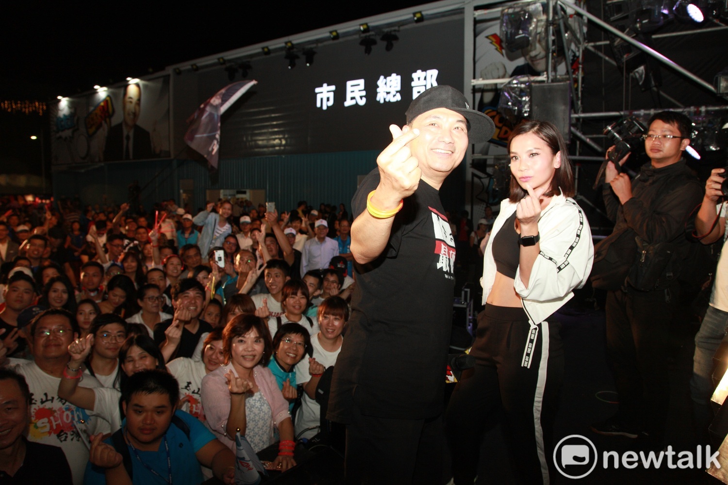 侯友宜與世界百大DJ Cookie同台，和台下群眾一起大玩自拍。   圖：林昀真／攝