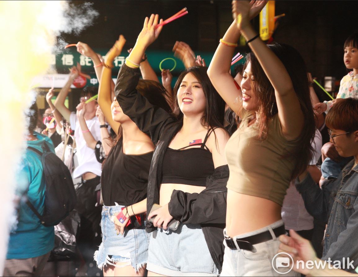 侯友宜競總舉辦「最硬電音派對」，吸引許多年輕朋友到場熱舞。   圖：林昀真／攝