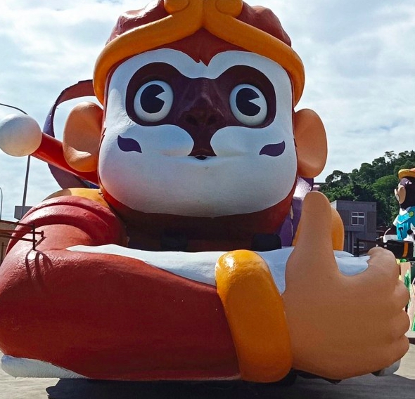 桃園市吉祥物ㄚ桃、園哥將站在花車中間轉盤上，高達五公尺。