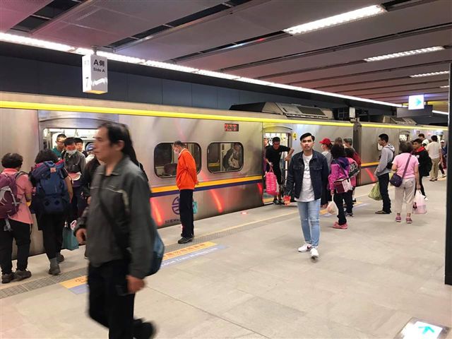 台鐵首班進入地下道的列車今(14)天早上6:34分進入高雄火車站。