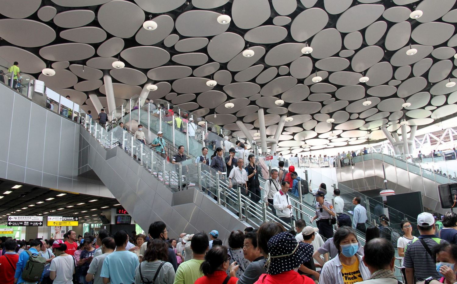 高雄鐵路地下化今日通車，許立明與賴揆、陳菊等人一同現身慶祝。