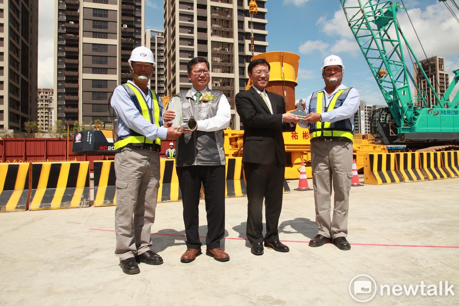 鄭文燦說，捷運綠線是桃園發展軌道建設的里程碑，今日的動工，代表桃園終於實現了盼望已久的捷運夢想。