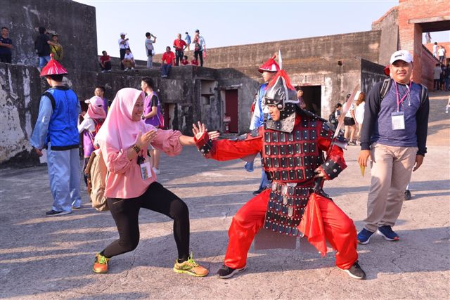 旗津廣濟宮廟埕舉辦的迎新晚會回到30年前舊時光，台灣特有的花車舞台成為國際學生最吸睛與釋放活力的舞台.