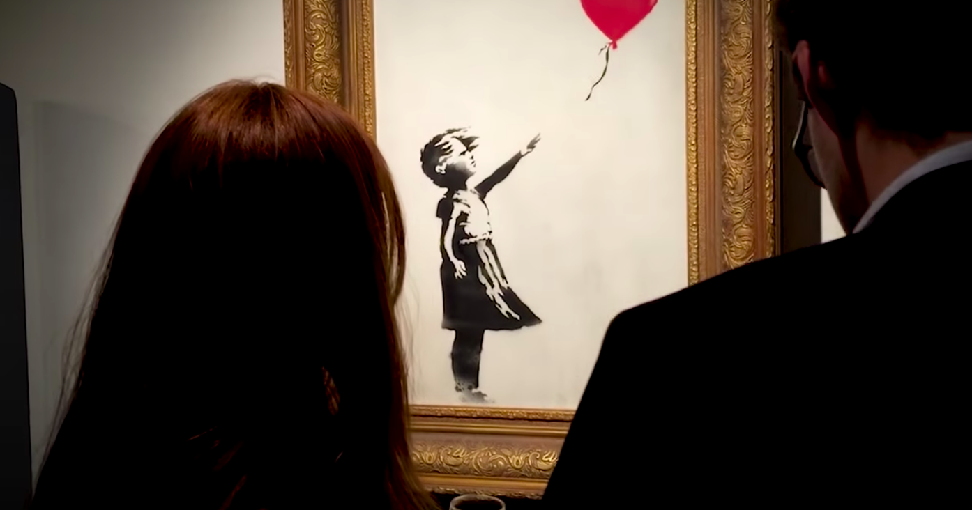 收藏家們圍觀「氣球女孩」。   圖：翻攝自班克斯YouTube