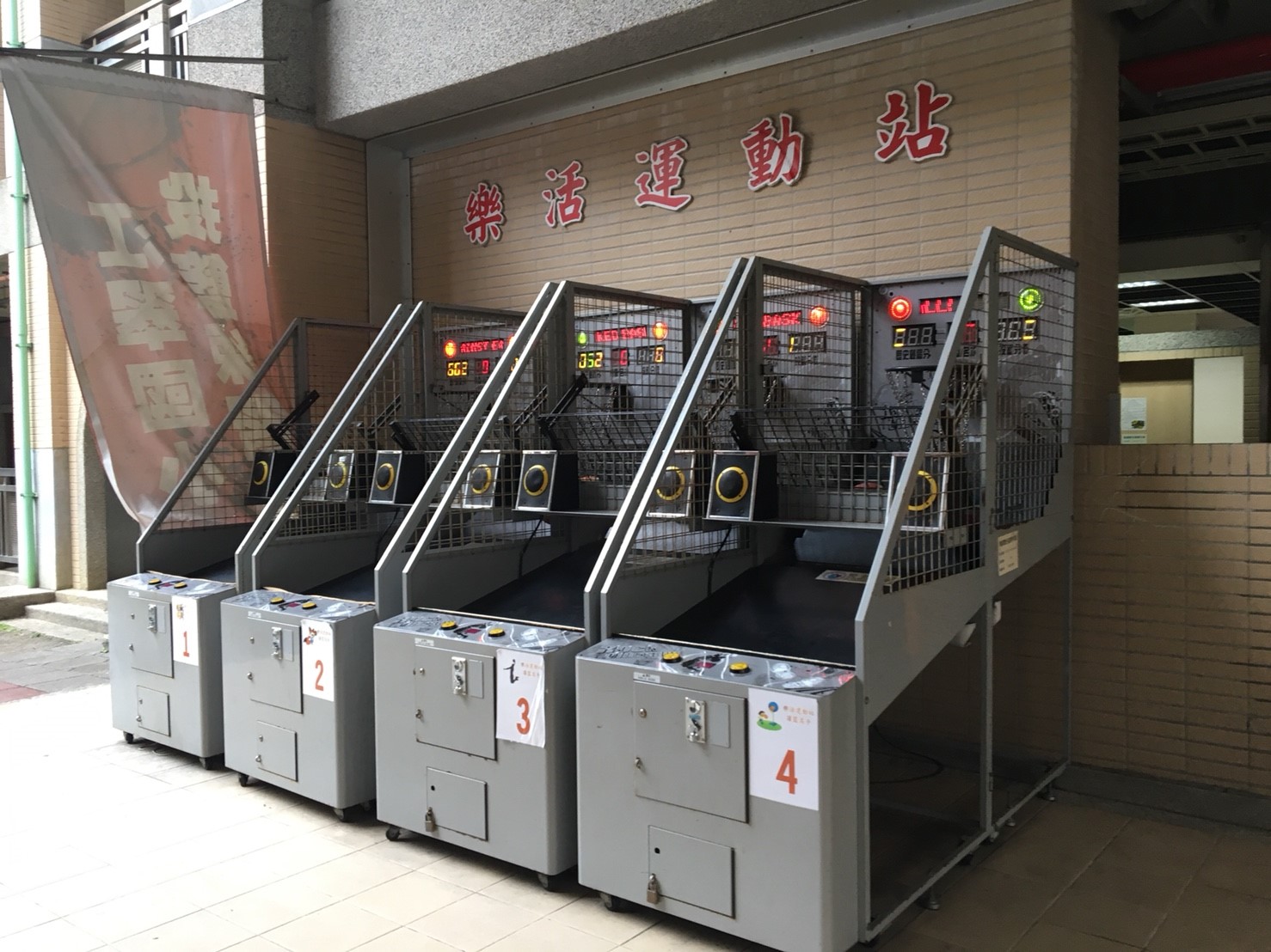 江翠國小與社區眼科合作，在校慶日免費為學童進行視力檢查。