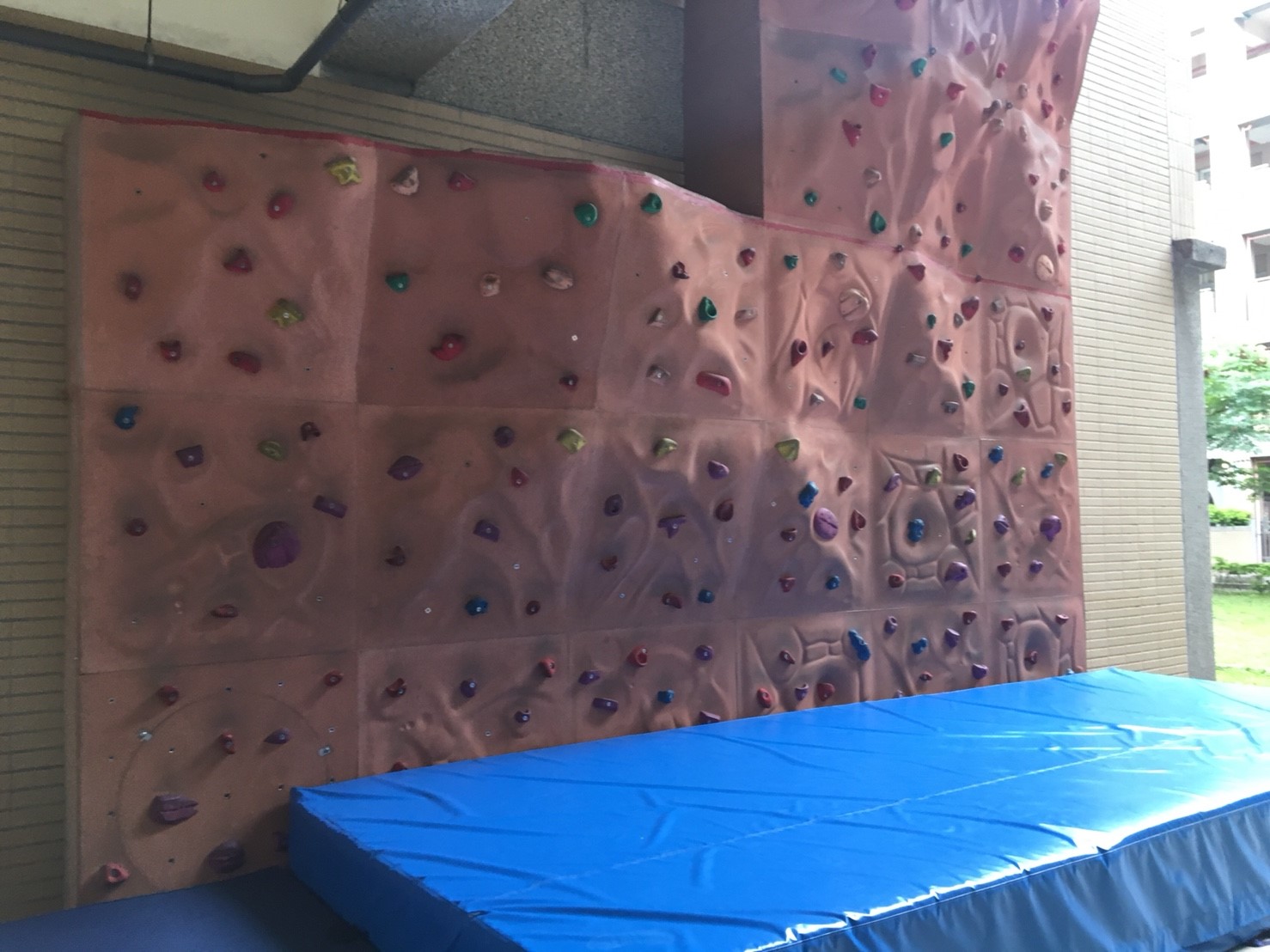 江翠國小與社區眼科合作，在校慶日免費為學童進行視力檢查。