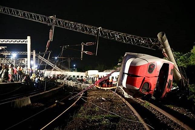 普悠瑪列車去年10月21日出軌翻覆，造成嚴重傷亡，宜蘭地檢署今（6）偵結1021台鐵普悠瑪列車翻覆事故，依過失致死罪起訴司機員尤振仲等共3人   圖：翻攝台鐵家族臉書 (資料照片)