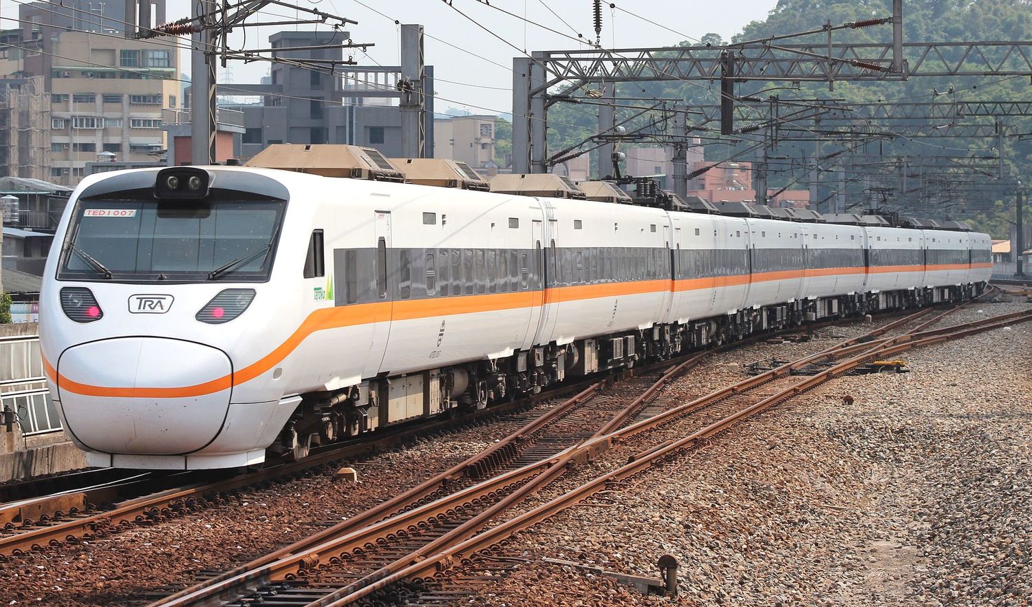 台灣鐵路新票務系統，能買票、訂餐，不僅如此，旅客在家就可以印車票，節省排隊時間。   圖：取自維基百科