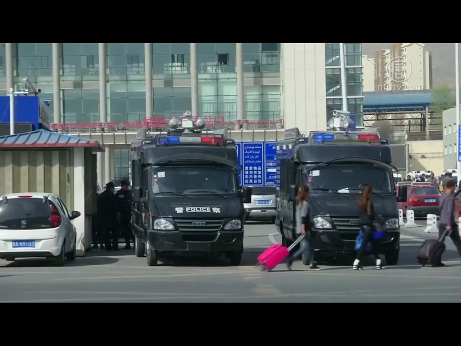 中國當局在新疆廣泛使用電子監控技術，配備齊全的警車到處可見。   圖：翻攝自Youtube