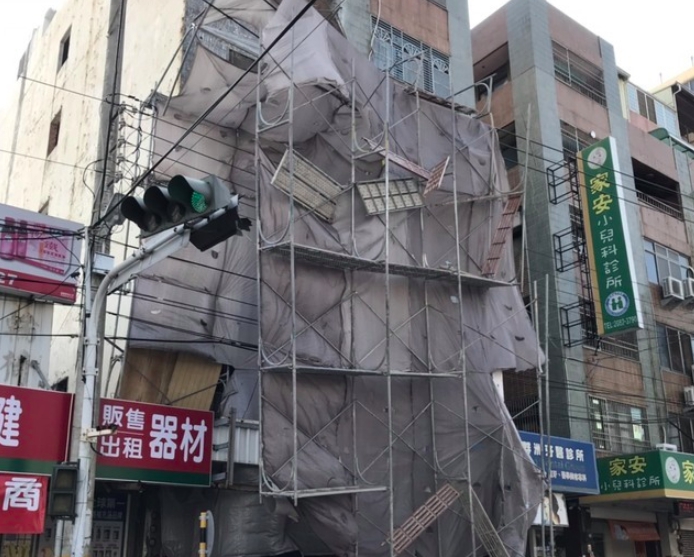 台中市沙鹿區一處民宅工地外牆鷹架倒塌。   圖：翻攝台中人臉書社團