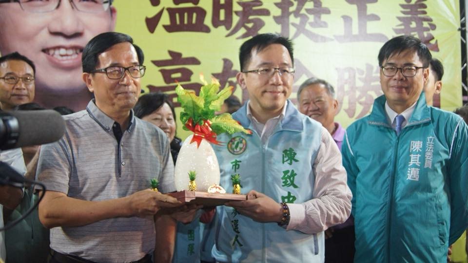 前總統陳水扁今年三月曾為兒子陳致中站台並送上菜頭表示好彩頭。   圖：新頭殼資料照片