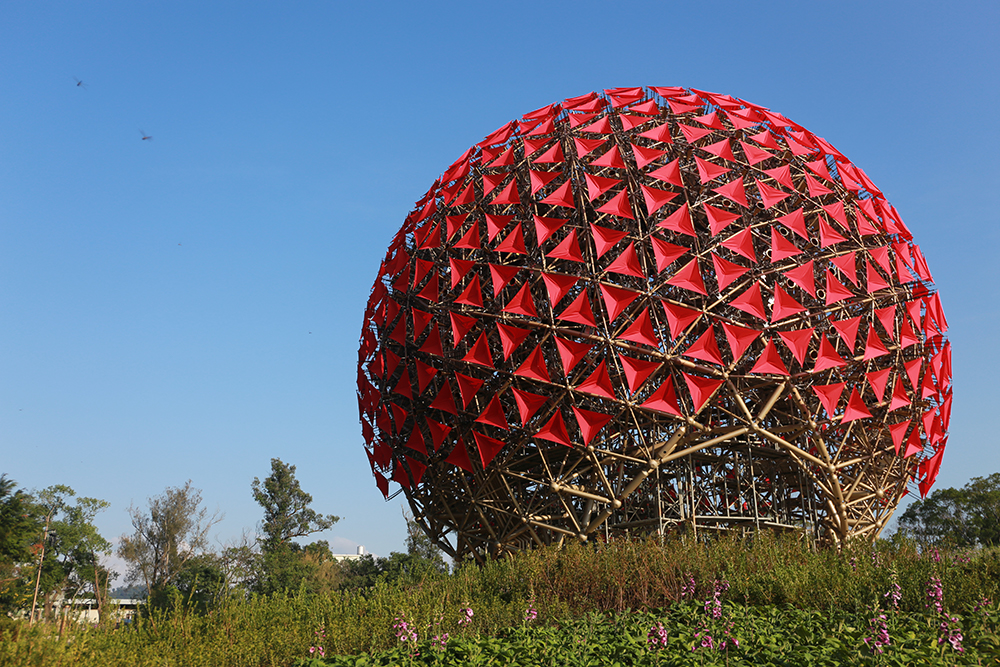 后里森林園區內的「聆聽花開的聲音」大型裝置藝術，由697朵火紅色小花製作而成。   圖：豪華朗機工／提供