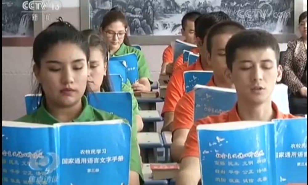 近期中國國家電視台播出維吾爾族學生接受所謂「職業培訓」，試圖撇清鎮壓維吾爾族暴行。   圖：翻攝詹姆斯頓基金會