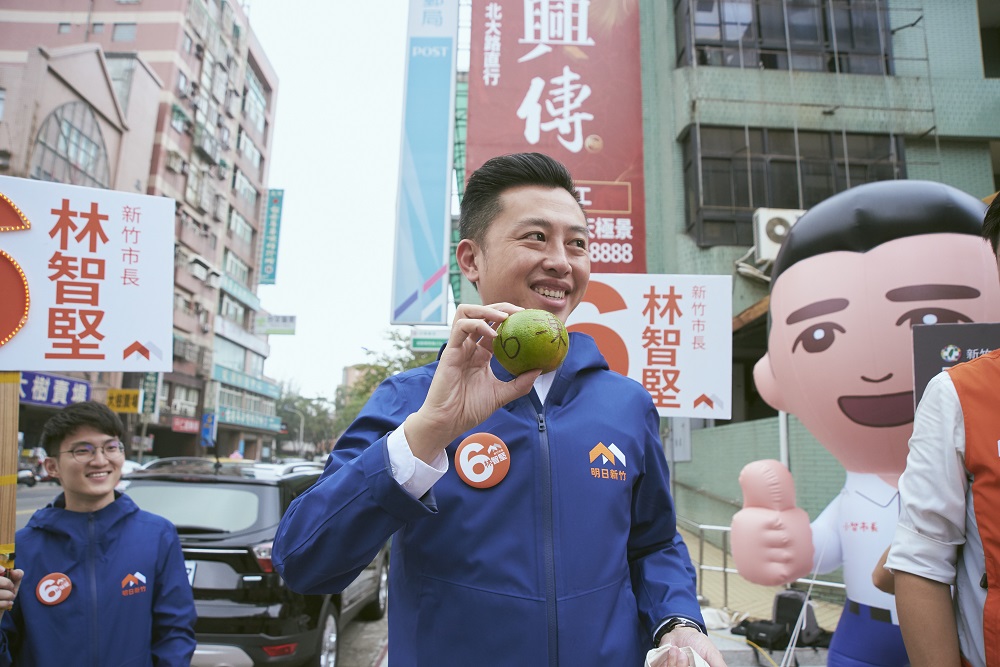 新竹市長候選人林智堅意外引起一股「小智抱橘熱」   圖：林智堅選辦/提供