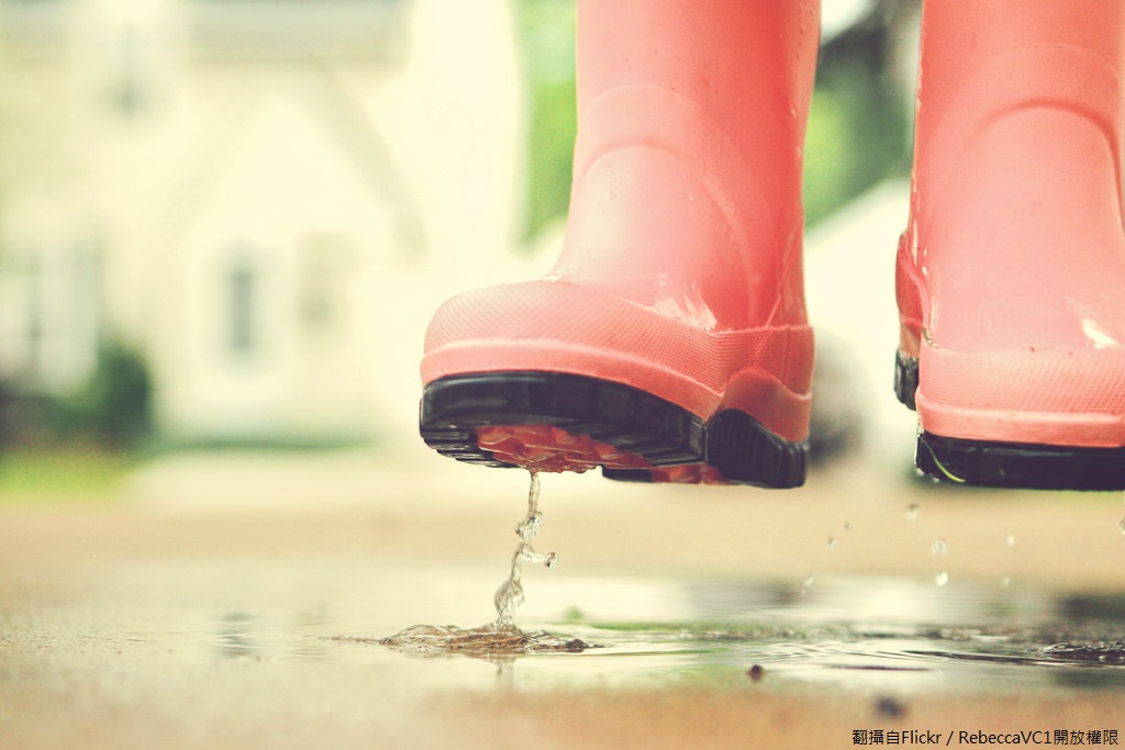 台灣常下雨，小朋友穿上雨鞋好可愛，但家長要當心兒童雨鞋的品質是否合格！   圖：翻攝自Flickr／RebeccaVC1開放權限