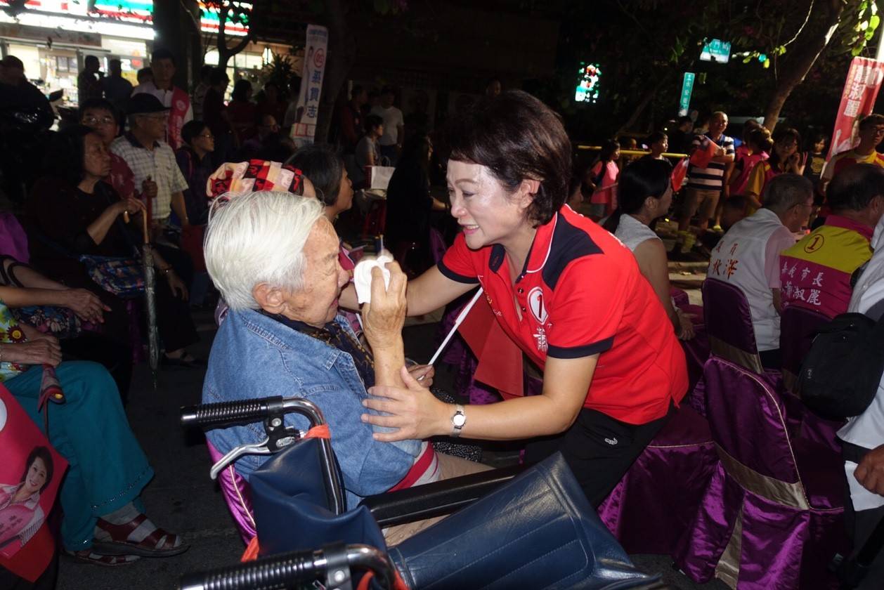 蕭淑麗與經國新城92歲老奶奶相擁而泣，並答應她一定會當選。   圖：蕭淑麗競選團隊/提供