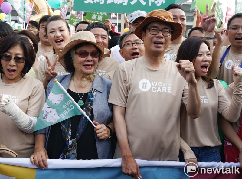 高雄WeCare氣球大遊行，陳菊與陳其邁一同出席。   圖：張良一／攝