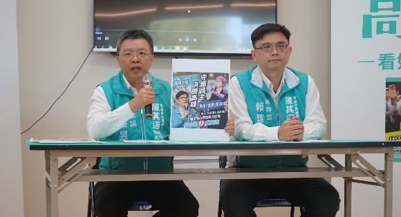 台鹽董事長陳啟昱（左）昨日無預警宣布辭去董事長職位。   圖：陳其邁競選辦公室/提供