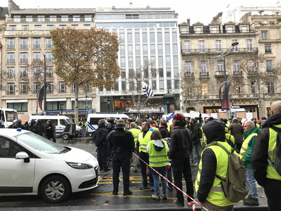 法國黃背心運動第3度在全國進行，警方事先集結在巴黎香榭麗舍大道，但暴力事件仍接連發生，比上週更激烈，原本抗議政府調漲燃油稅的訴求有失焦之虞。