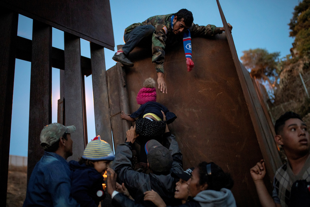 非法移民企圖攀過美墨邊境圍牆。   圖 : 達志影像/ 路透社（資料照）