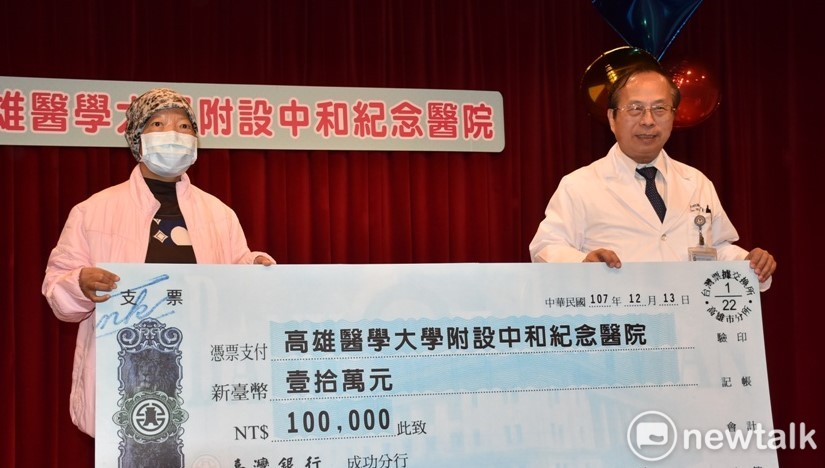 陳姓病友（左）捐十萬回饋高醫，由院長侯明鋒代表接受。   圖：孫家銘／攝