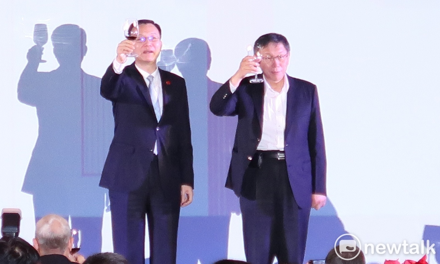 台北市長柯文哲與上海市常務副市長周波19日舉杯向與會者致意。   圖：林朝億/攝