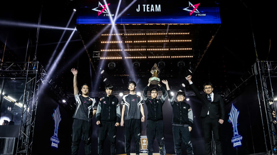 J Team甫奪AIC冠軍,先發五虎卻全數轉隊。 圖:翻攝自J Team臉書 J Team甫奪AIC冠軍,先發五虎卻全數轉隊。 圖:翻攝自J Team臉書