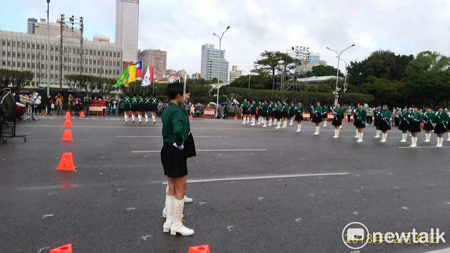 108年元旦升旗典禮委由中華民國工業區廠商聯合總會主辦，理事長秦嘉鴻（左三），國歌領唱人吳鳳（右一）、緬甸華僑楊萬利（右二）、新住民陳玉水（左二）參加總彩排。