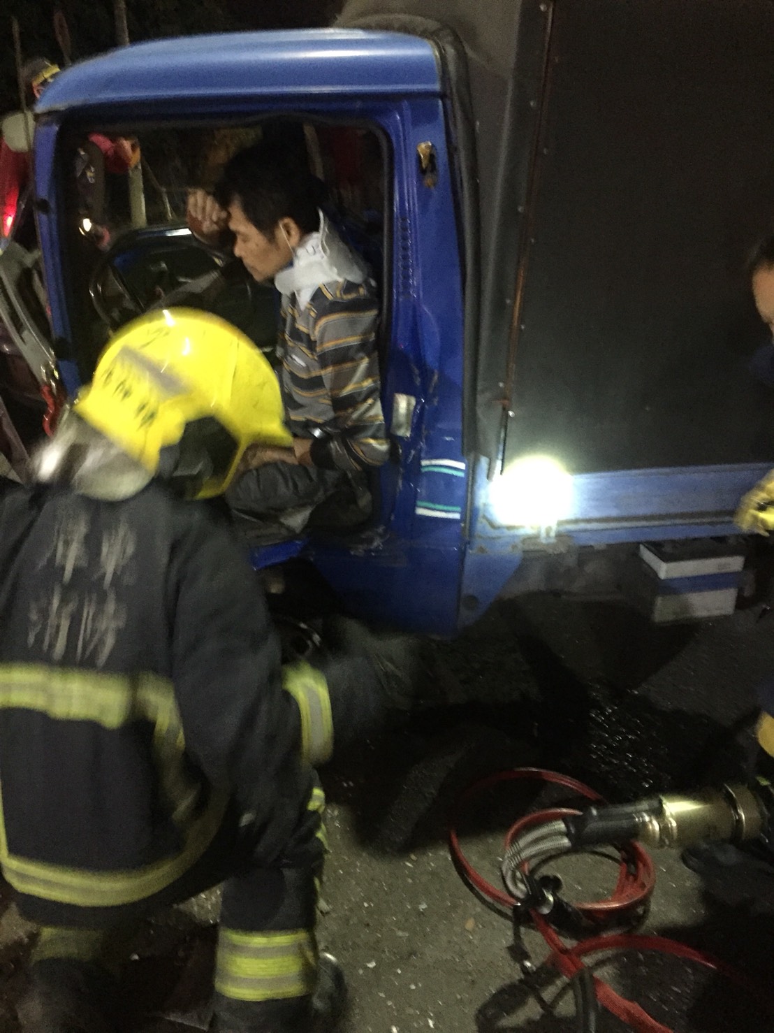 屏東縣萬丹鄉下蚶路與南北路交叉路口,8日凌晨發生小貨車車禍意外,現場多人受傷、駕駛被夾困在駕駛座上。 圖 : 翻攝自網路 屏東縣萬丹鄉下蚶路與南北路交叉路口,8日凌晨發生小貨車車禍意外,現場多人受傷、駕駛被夾困在駕駛座上。 圖 : 翻攝自網路