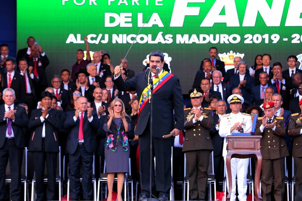 委內瑞拉總統馬杜洛（中）10日宣誓連任就職，任期預計至2025年止。   圖：翻攝馬杜洛臉書