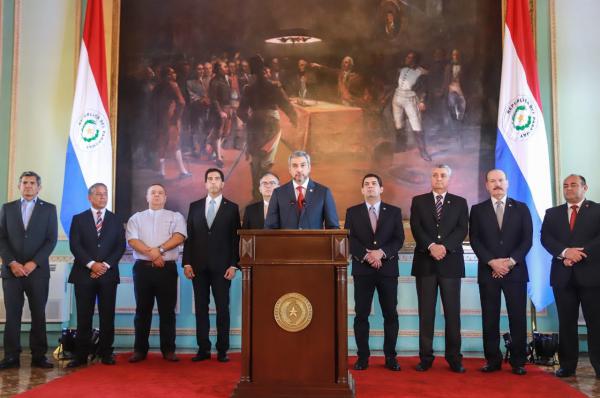 巴拉圭總統貝尼特斯（中）宣布與委內瑞拉斷交，關閉大使館，召回外交人員。   圖：翻攝巴拉圭總統府網站