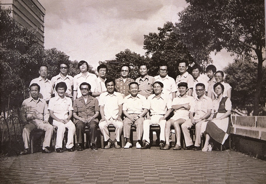 《美麗島》雜誌社成員在仁愛路上合影,前排右起呂秀蓮、黃天福、許信良、林義雄、黃信介、姚嘉文、張俊宏、施明德、林文郎;後排右起張美貞、陳忠信、劉峰松、歐文港、魏廷朝、楊青矗、吳哲朗、陳博文、紀萬生、謝秀雄、張榮華。 圖:張榮華/提供 《美麗島》雜誌社成員在仁愛路上合影,前排右起呂秀蓮、黃天福、許信良、林義雄、黃信介、姚嘉文、張俊宏、施明德、林文郎;後排右起張美貞、陳忠信、劉峰松、歐文港、魏廷朝、楊青矗、吳哲朗、陳博文、紀萬生、謝秀雄、張榮華。 圖:張榮華/提供