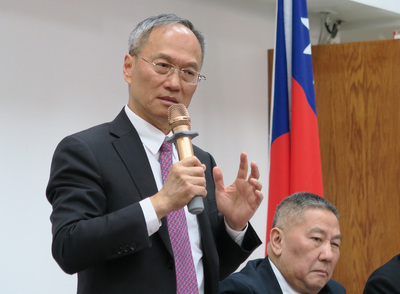 僑務委員會委員長吳新興（左）表示，從「一國兩制」在香港實施可見，中共是不能信賴的政權，台灣自由民主得來不易，絕不能被共產黨控制。   圖/中央社