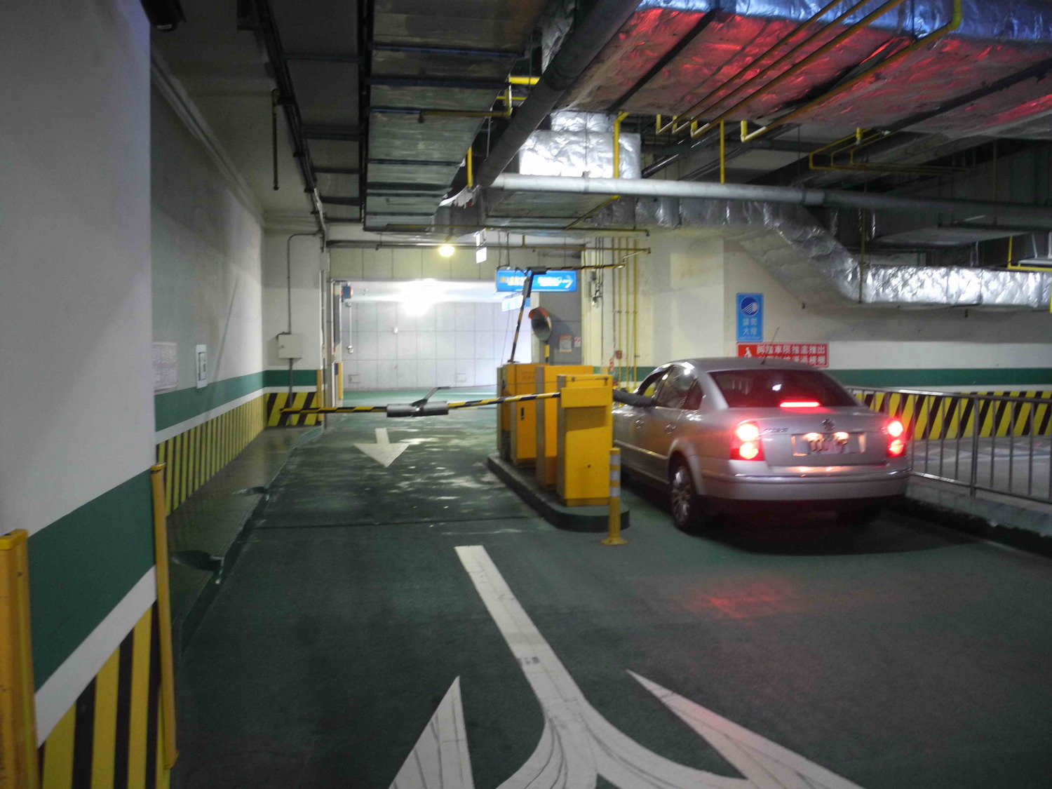 新北市府地下停車場B1的東側入口處柵欄，今早插卡機也一度故障。   圖：王峻昌/攝