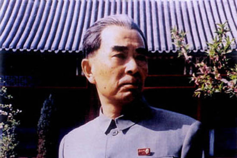1936年生於北京，王鐵成是最早飾演周恩來的特型演員，今年已經83歲。現任全國政協委員、中國殘聯副主席、中國紅十字會常務理事、中國民主同盟成員。   圖：翻攝自百度百科