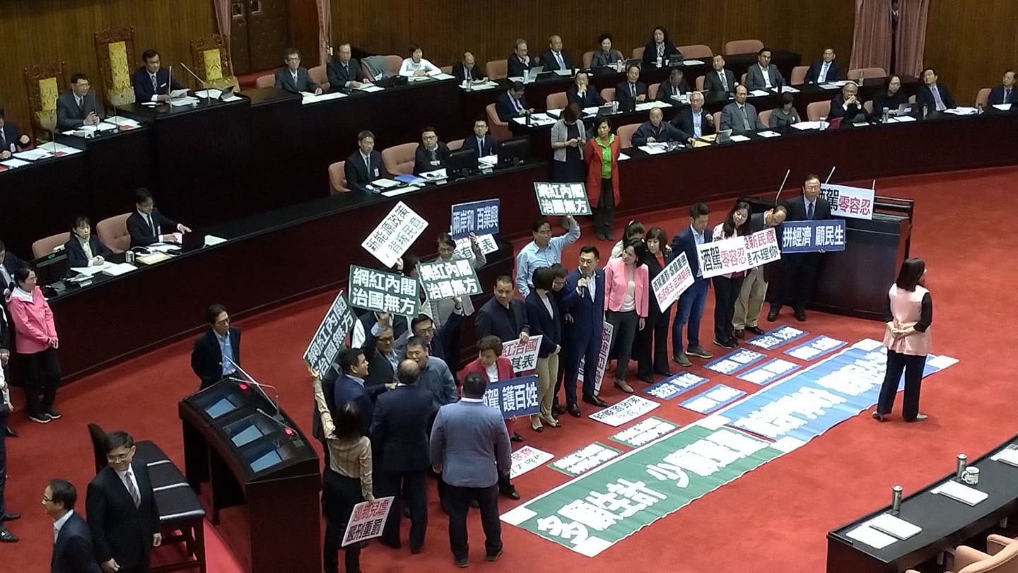 新的會期，國民黨在議場中抗議，藍委指控綠委推人。   圖:陳佩君/攝