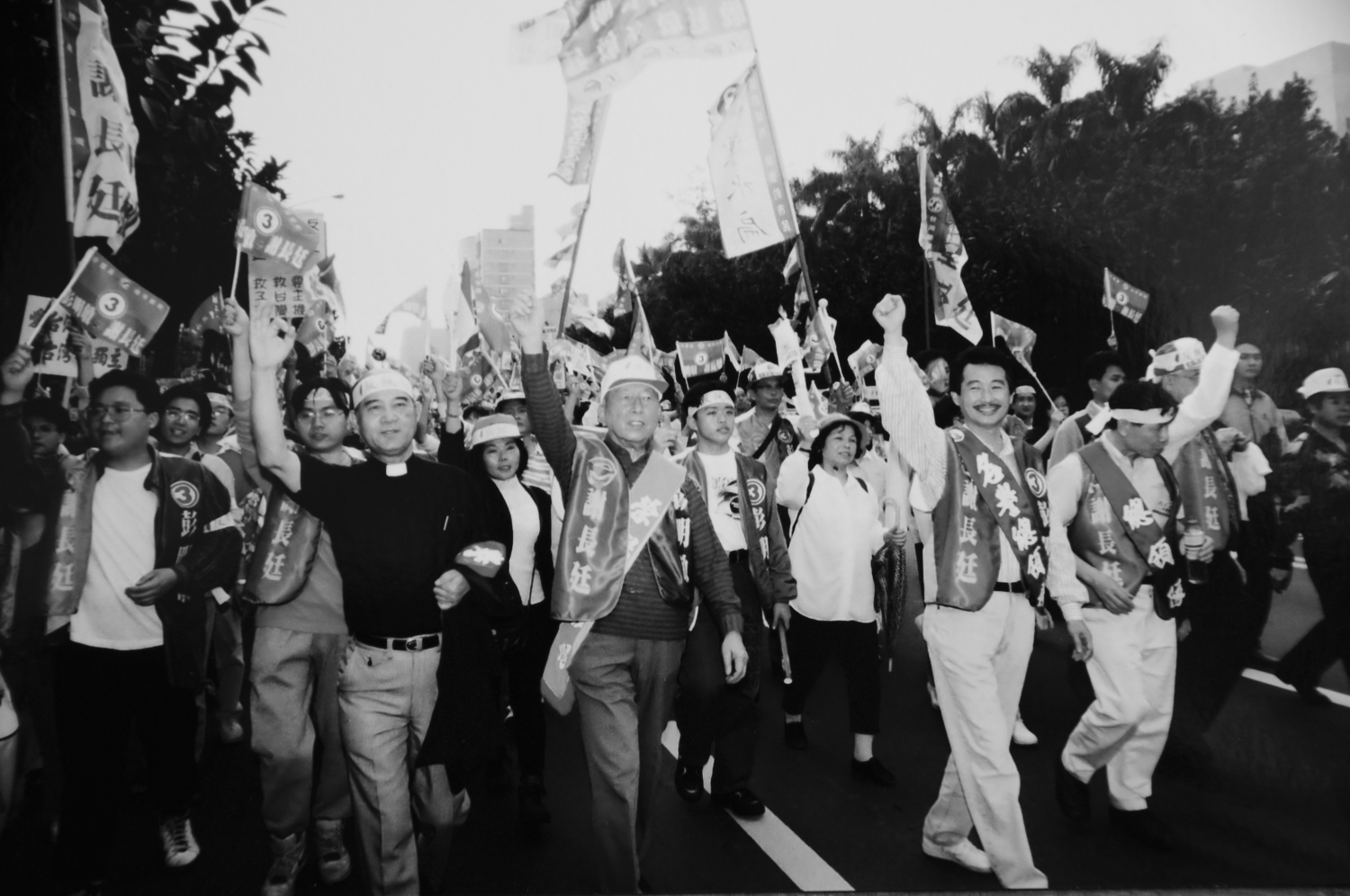 1996年台灣首次民選總統期間，中國解放軍在台海進行飛彈演習，企圖影響台灣總統的選舉，3月16日，為了抗議中共文攻武嚇，用導彈恫嚇台灣，社運團體與民進黨提名正副總統候選人彭明敏、謝長廷，在台北市政府大門口，舉辦一場「316反統一、反侵略」大遊行。高俊明牧師在街頭向台北市民大聲表達：「台灣中國，一邊一國，台灣是台灣，中國是中國。   圖：邱萬興/攝